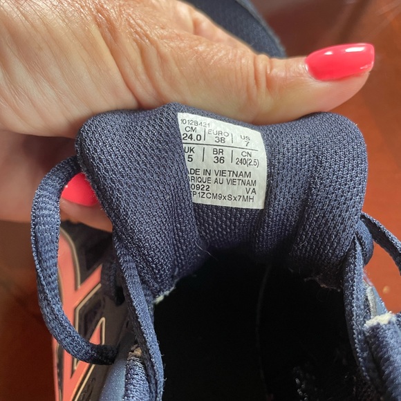 Ladies Sz 7 ASICS Runners - Picture 7 of 13